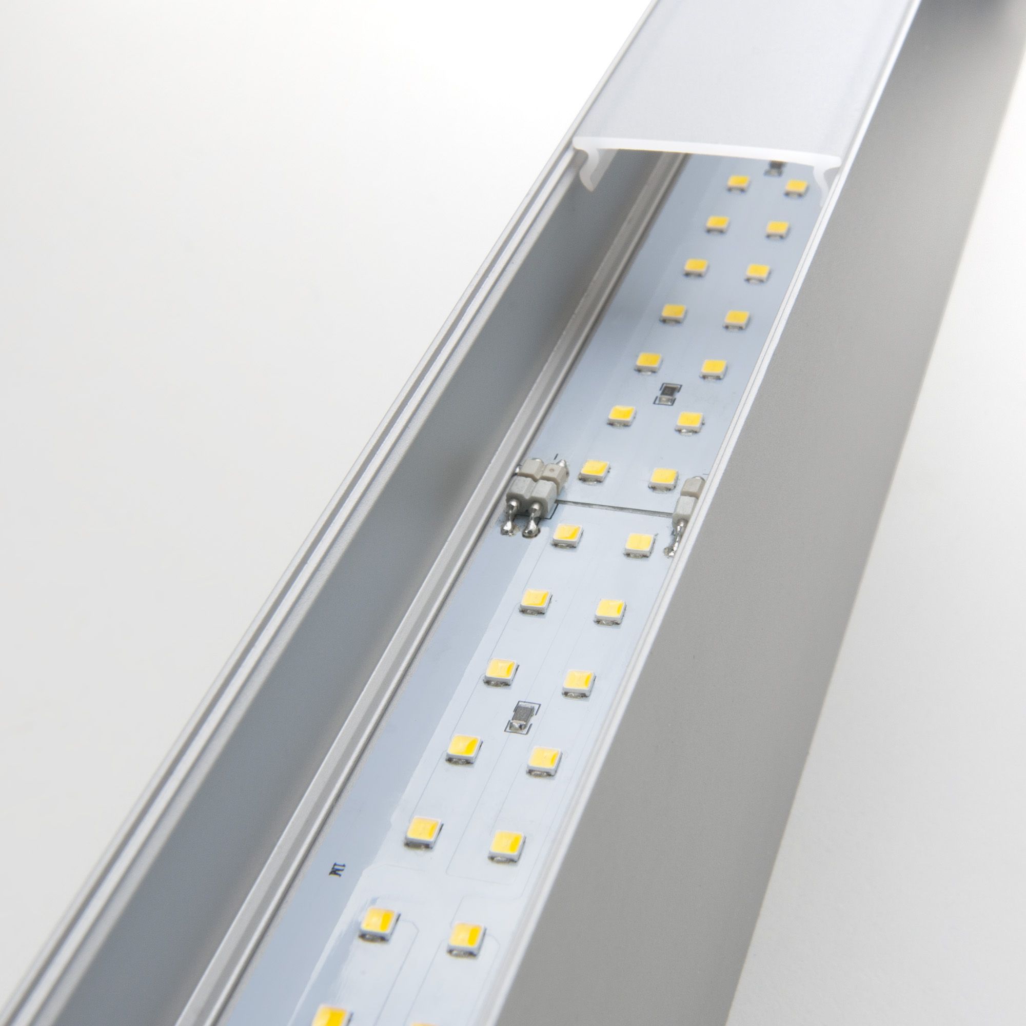 Профильные светодиодные светильники для потолка линейные в интерьере