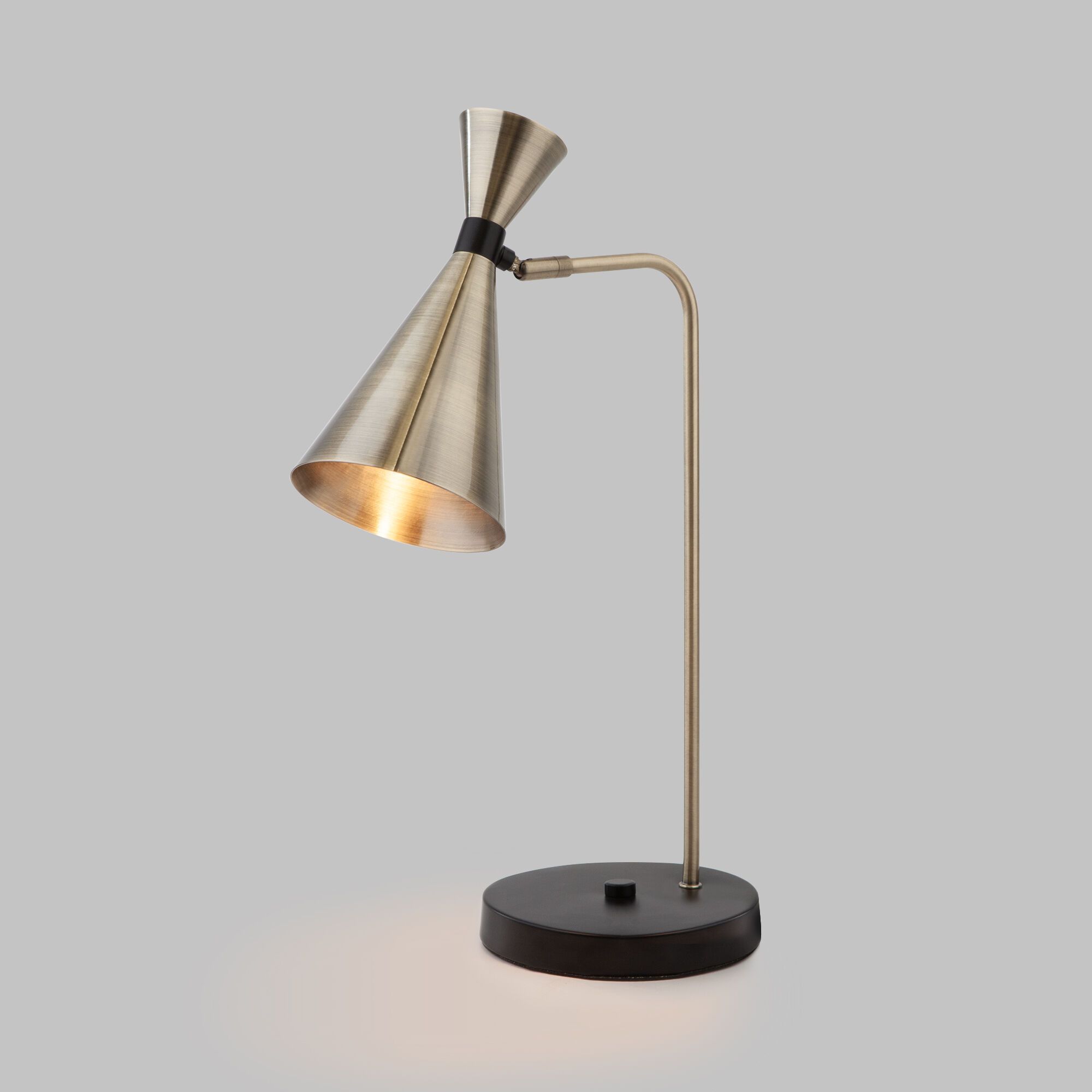 Настольная лампа Bogates в стиле лофт Glustin a058040, цвет латунь - фото 1